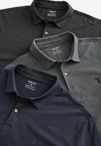 Drei Poloshirts in Schwarz, Grau und Marineblau, aus weichem Stoff, mit kurzen Ärmeln, Knopfleiste und gesticktem Logo auf der Brust.
