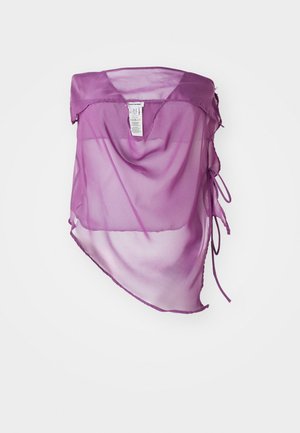 Lilla chiffon omslag med V-hals og sidetabber, laget av et lett, flytende materiale og med asymmetrisk kant. Merket synlig inni.