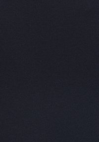 Tkanina w kolorze granatowym o drobnej prążkowanej teksturze, gładkiej powierzchni i jednolitym kolorze w całej tkaninie. Brak widocznych wzorów lub ozdób.