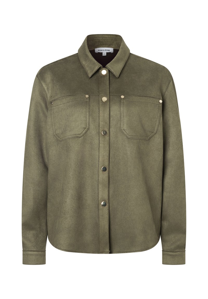 Olivgrüne Shirtjacke mit langen Ärmeln, vorderen Druckknöpfen, zwei Brusttaschen und klassischem Kragen.