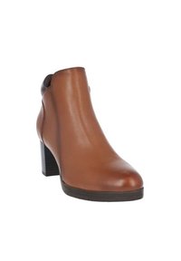 Botas de cuero marrón hasta el tobillo con un acabado suave, tacón cuadrado y punta redondeada. Presenta un corte lateral y suela de goma texturizada.