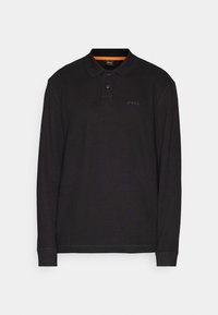 Svart långärmad polo skjorta med texturerat tyg, treknappsknäppning och en subtil präglad logotyp på bröstet. Kontrastande orange halsringning.