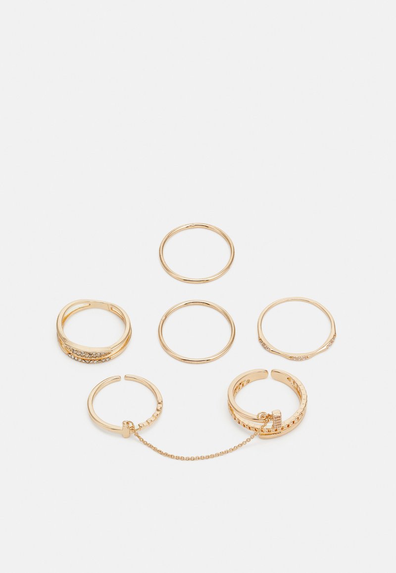 Sklad petih zlatih prstanov, različnih oblik: gladke obroče, enega s povezavo verige in drugega z okrasnimi površinskimi elementi in kamni.