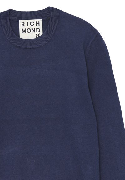 Maglione blu navy realizzato in un morbido tessuto a maglia. Presenta un collo rotondo e polsini a coste, con un'etichetta che mostra "RICHMOND" all'interno del colletto.