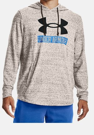 Mann trägt hellgrauen Under Armour Hoodie mit schwarzem Logo und blauem Text, kombiniert mit leuchtend blauen Hosen, Torso und Arme sichtbar.