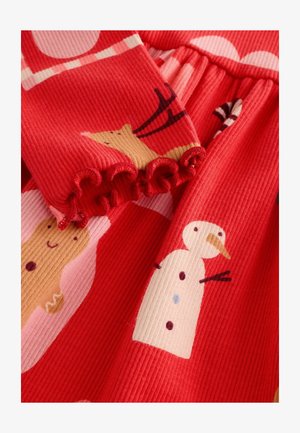 Robe en tissu côtelé rouge ornée d'illustrations de bonhommes de neige, de rennes et de personnages en pain d'épice, avec des manchons froncés et des accents ludiques.