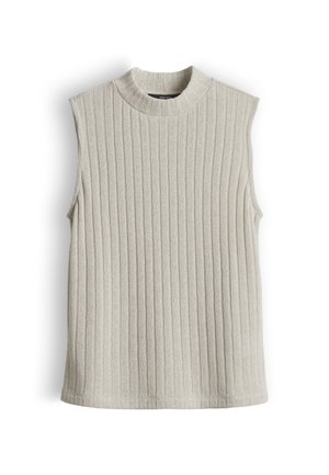 Ärmelloser beige gestrickter Pullover mit geripptem vertikalem Muster und rundem Rundhalsausschnitt, flach auf weißem Hintergrund gelegt.