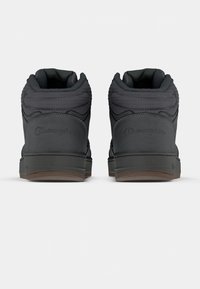 Czarne wysokie trampki z teksturowanymi szarymi akcentami, gumową podeszwą, wyściełanym kołnierzem i wytłoczonym logo na pięcie.