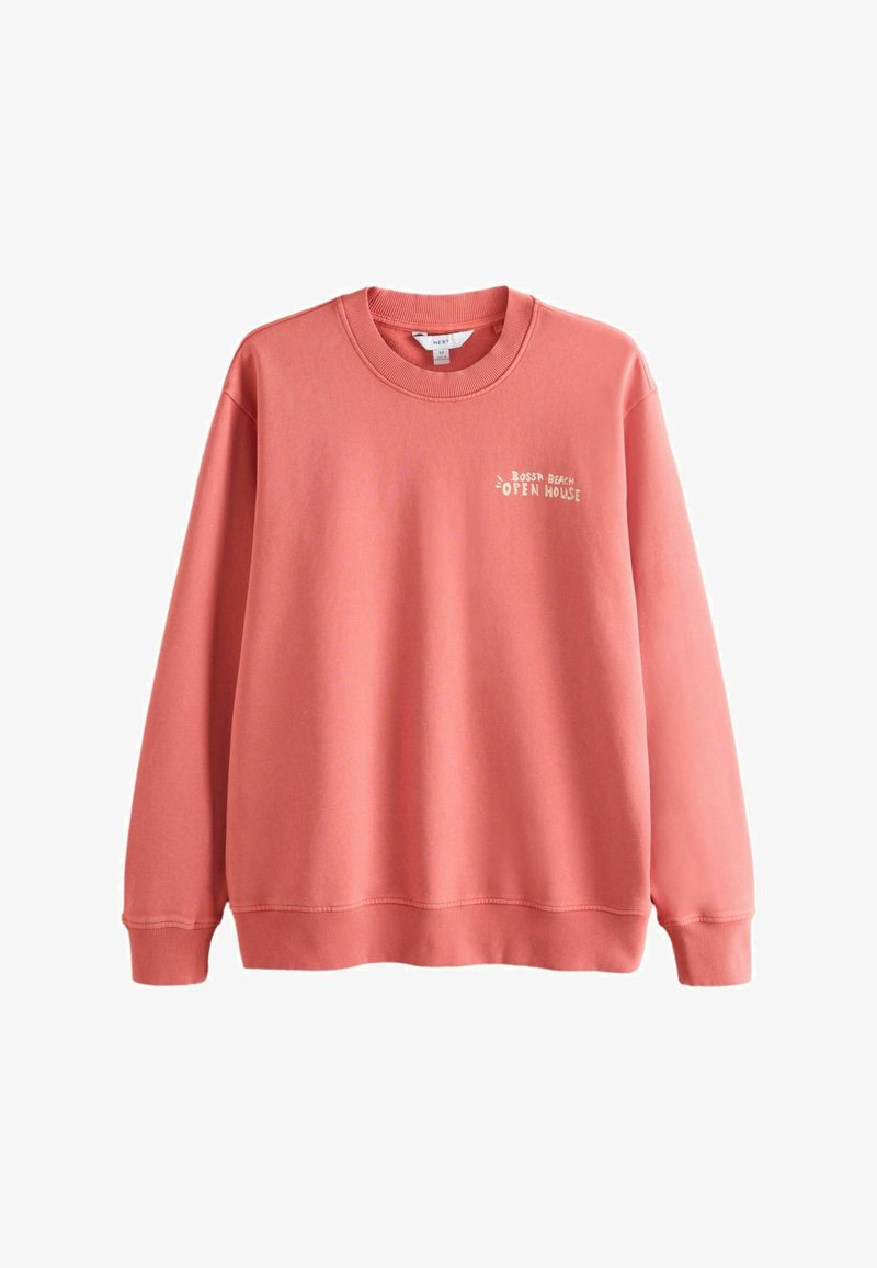 Sweat-shirt à col rond rose corail avec poignets et ourlet côtelés, présentant un petit texte blanc "Bossa Beach Open House" sur la partie gauche de la poitrine.