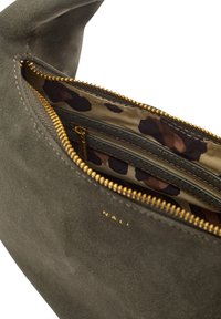 Olivgrüne Wildlederhandtasche mit einem goldenen Reißverschluss. Das Innere ist mit einem Leomuster ausgekleidet und verfügt über eine kleine Reißverschlusstasche für die wichtigsten Dinge.