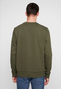 Felpa in cotone verde oliva con maniche lunghe, scollo rotondo e cinturino a costine; la vista posteriore mostra una texture liscia e senza loghi visibili.