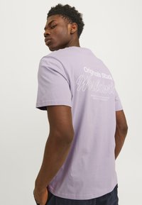 Jack & Jones JORVESTERBRO BACK SS CREW NECK  - Triko s potiskem - lavender frost