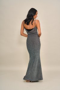 Testhez simuló szürke, csillogó ruha vékony pántokkal, hátán redőzött kialakítással és hosszú, lebegő szoknyával, finom csillogó textúrával.