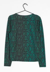 Langärmliges Oberteil in Teal mit schwarzem Schlangenprint. Hergestellt aus einem glatten Stoff, verfügt es über einen runden Ausschnitt, einen leicht lockeren Schnitt und lange Ärmel.