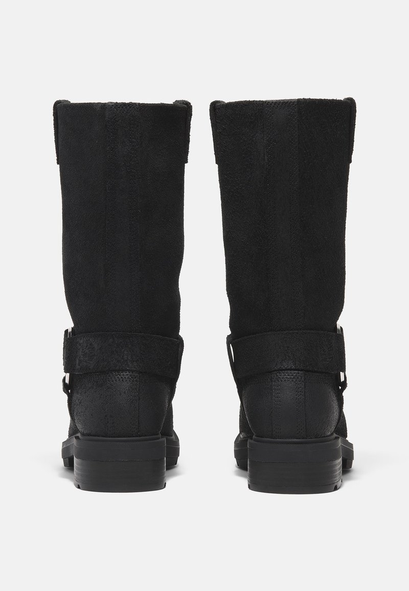 Stivali neri in suede a metà polpaccio con finitura testurizzata, ampia cinghia con dettaglio della fibbia e tacco in gomma basso.