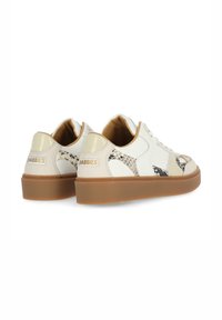 Białe skórzane sneakersy z akcentami w wężowy wzór, beżowym obcasie i brązowej gumowej podeszwie. Zawierają logo na obcasie.