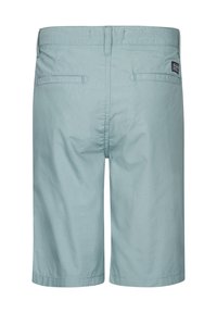 Shorts bleu clair de longueur genou avec passants de ceinture, deux poches passepoilées au dos et un petit patch de logo noir sur la poche droite.