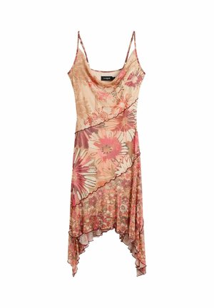 Vestido sin mangas con estampado floral y dobladillo asimétrico en capas, en tonos beige y rosa, con patrones de flores grandes y pequeñas, y tirantes finos.