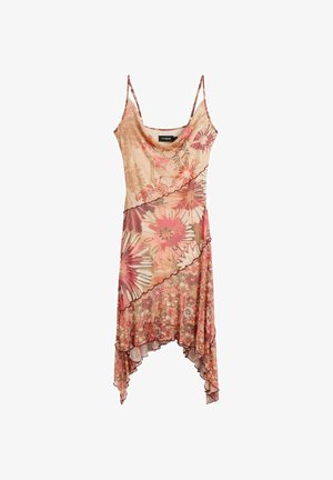 Vestido sin mangas con estampado floral y dobladillo asimétrico en capas, en tonos beige y rosa, con patrones de flores grandes y pequeñas, y tirantes finos.