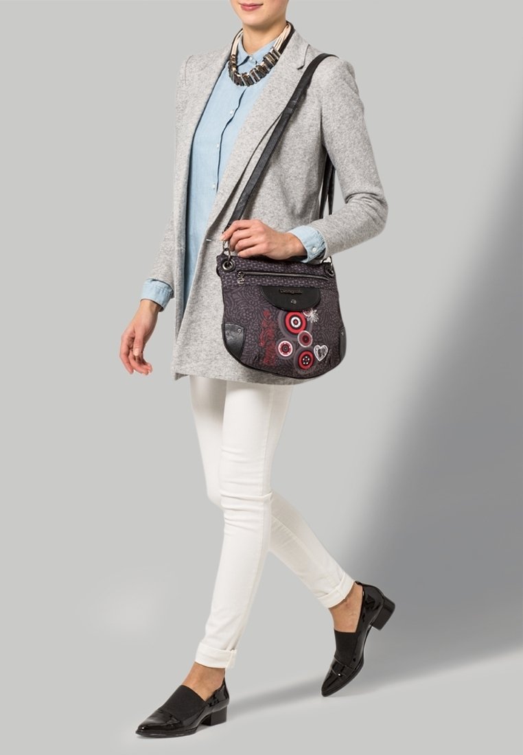 Bolso de hombro negro y gris con bordado floral y detalles circulares rojos. Incluye un bolsillo frontal y una correa larga ajustable.