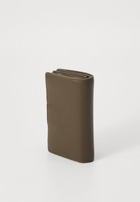 Calvin Klein HARDWARE SNAP BIFOLD - Monedero - teak