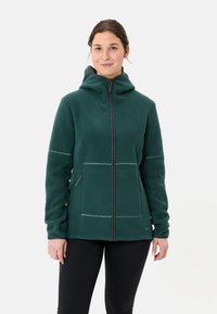 Groene fleecejas met capuchon, voorzien van een rits aan de voorkant, twee zijzakken en contrasterende stiksels. Gelaagd, zacht materiaal.