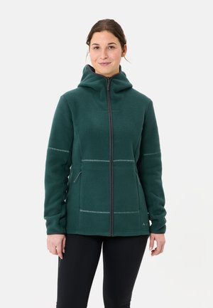 Grüne Fleecejacke mit Kapuze, ausgestattet mit einem Frontreißverschluss, zwei seitlichen Taschen und kontrastierenden Stickdetails. Strukturierter, weicher Stoff.