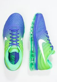 Baskets Nike à coussin d'air avec un design dégradé passant du bleu au vert, empeigne en mesh, swoosh blanc contrastant, et semelle translucide verte.