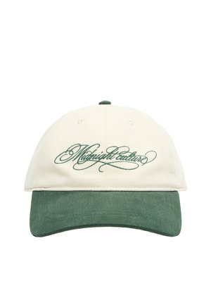Berretto da baseball con corona beige e visiera curva verde, ricamato con scritta verde in corsivo sul pannello frontale.