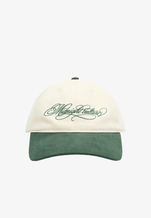 Baseballkappe mit beiger Krone und grün gebogenem Schirm, bestickt mit grünem kursivem Text auf dem Vorderpaneel.