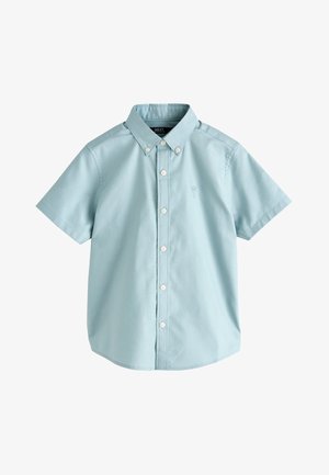 Hellblaues Kurzarmhemd mit Knopfleiste, spitzem Kragen und kleinem gesticktem Logo auf der linken Brust.
