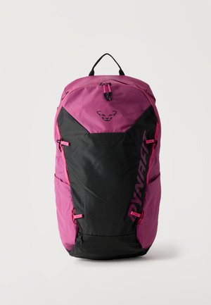 Lila-schwarzer Dynafit-Rucksack mit Tragegriff oben, Front-Reißverschlusstasche und Logo auf hellgrauem Hintergrund.