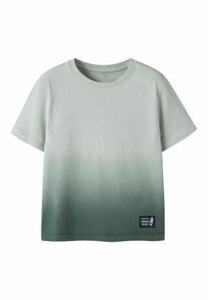 Koszulka z krótkim rękawem z gradientem od jasno do ciemnozielonego i małą naszywką "Shikoku Beach" z ikoną deski surfingowej blisko dolnej krawędzi.