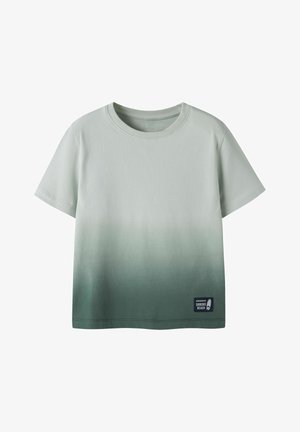 T-shirt à manches courtes avec dégradé de vert clair à foncé et petit patch "Shikoku Beach" avec icône de planche de surf près de l'ourlet inférieur.