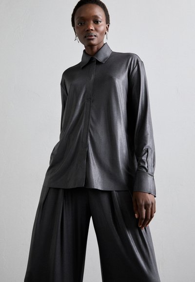 Norma Kamali YOKE WAISTBAND STRAIGHT LEG PLEATED TROUSER - Pantalon classique - charcoal