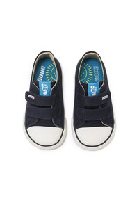 Zapatos de lona navy con dos correas de velcro, punteras de goma blanca y plantillas coloridas con un patrón de sol.
