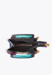 Vista dall'alto di una borsa a tracolla nera in tessuto aperta, con manici metallici colorati e zip, che mostra più scomparti e tasche interne.