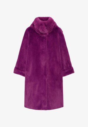 Abrigo de piel sintética morado con cuello alto, que presenta una textura suave, mangas anchas y un corte recto, ideal para conjuntos con varias capas.