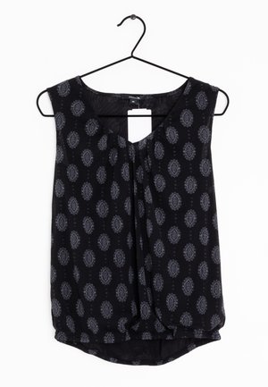 Blusa negra sin mangas con patrones grises de paisley ovalados, escote redondo, pequeño pliegue frontal y dobladillo asimétrico, colgada en una percha negra.