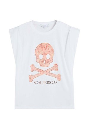 Camiseta blanca sin mangas con un gráfico de calavera texturizada rosa y huesos cruzados encima del texto "SCALPERS CO." en la parte delantera.