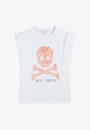 Camiseta blanca sin mangas con un gráfico de calavera texturizada rosa y huesos cruzados encima del texto "SCALPERS CO." en la parte delantera.