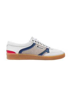 Baskets blanches avec accents bleus, panneau latéral beige, semelle en gomme, détail rouge au talon et lacets, vues de côté.