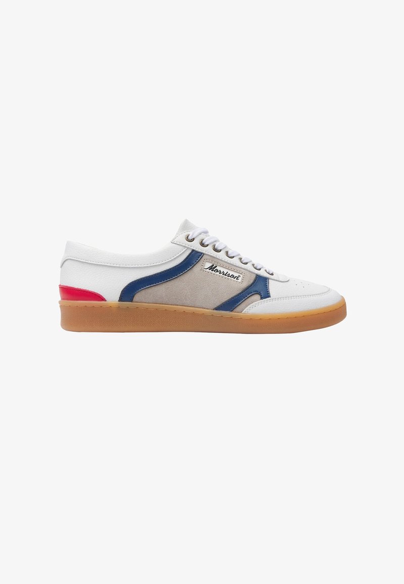 Baskets blanches avec accents bleus, panneau latéral beige, semelle en gomme, détail rouge au talon et lacets, vues de côté.