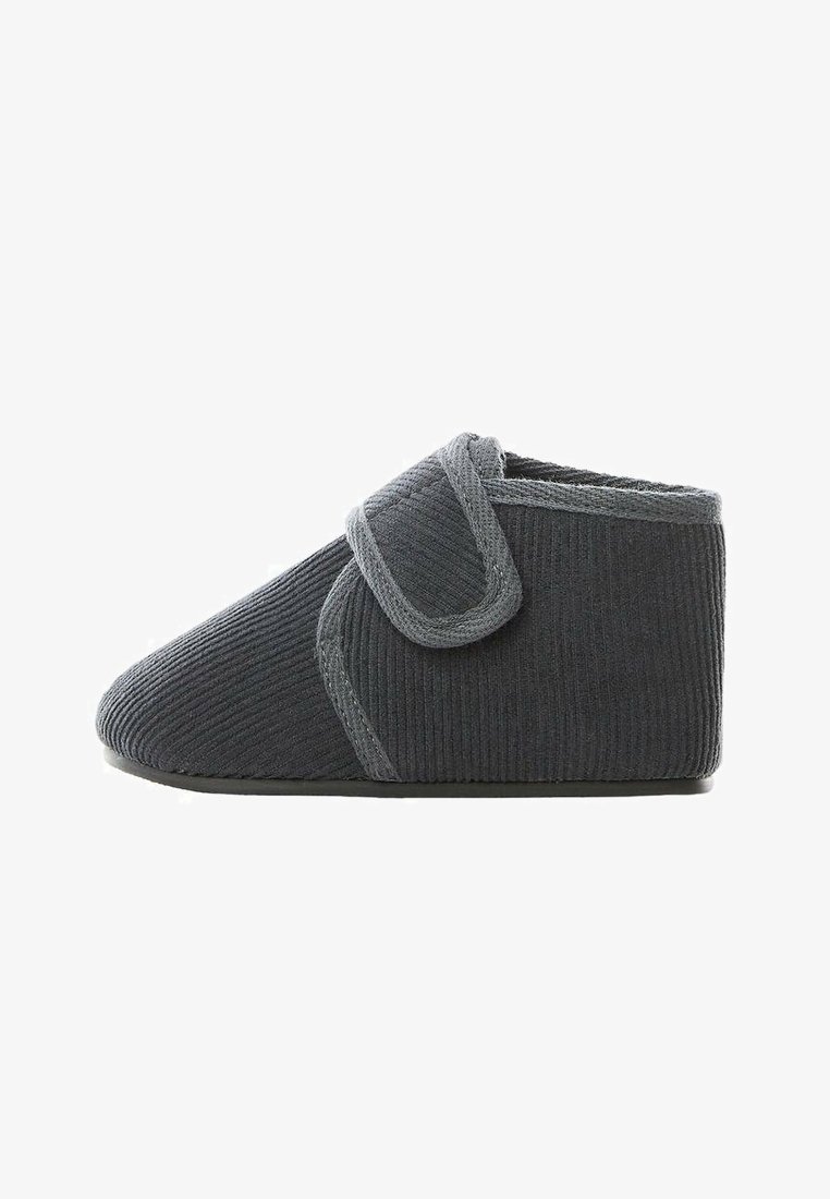 Chausson gris foncé à texture côtelée avec bride ajustable à scratch et semelle rembourrée, conçu pour le confort et la facilité d'enfilage.