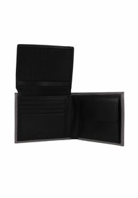 Portafoglio bifold in pelle nera aperto che mostra gli scomparti per carte, la tasca per monete con patta e una finestra trasparente per il documento d'identità.