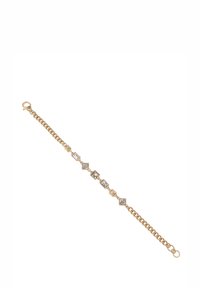Bracciale in tono oro con cristalli di forma rettangolare e a diamante alternativi, collegati da una catena con chiusura a granchio.