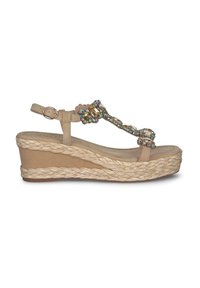 Beige wedge sandaal met gevlochten juten zool, versierd met kleurrijke edelstenen op de band, met een verstelbare enkelgesp.