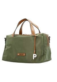 Zielona prostokątna torebka z brązowymi skórzanymi uchwytami, z przodu metka z logo i srebrnym zawieszką w kształcie litery "P", wyposażona w kieszenie na zamek oraz boczne.