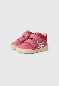Sneakers rosa per bambini con due cinturini in velcro, tessuto testurizzato, accentato da stampa leopardata e suola in gomma beige.