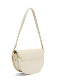 Borsa a spalla in pelle beige chiaro con forma curva, parte superiore a patta, borchie dorate e una lunga tracolla per indossarla a bande.